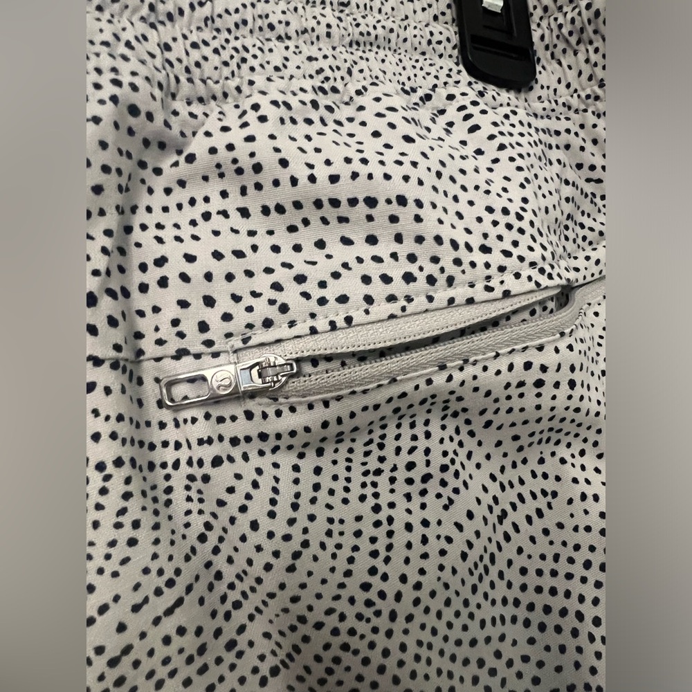 Lululemon Bowline short 8” - Picture 6 of 7